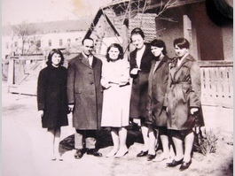 A nagykárolyi testvérekkel az imaház bejárata előtt - 1968